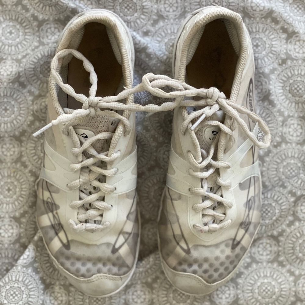 Cheer shoes